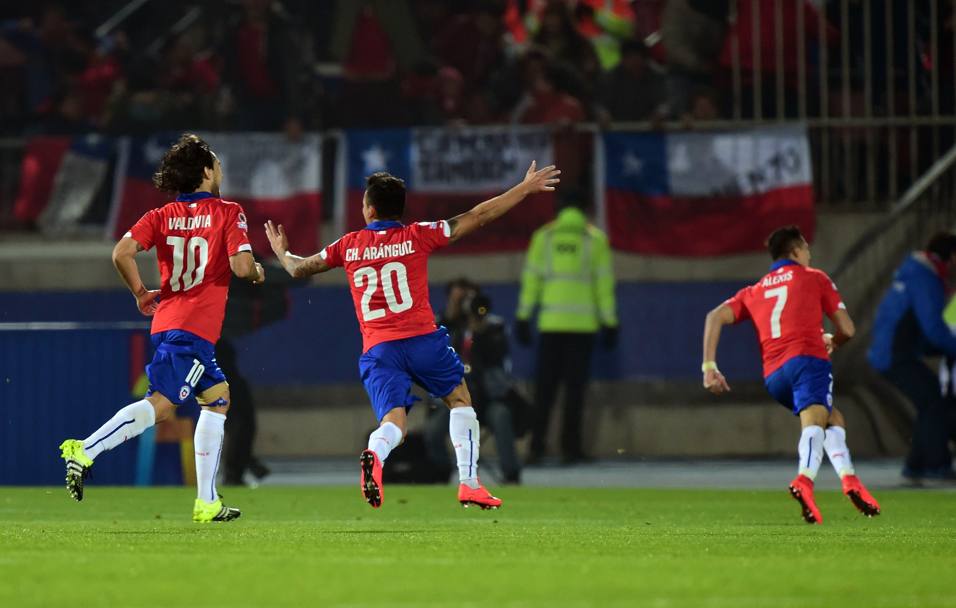 I giocatori cileni Jorge Valdivia, Charles Aranguiz e Alexis Sanchez dopo la vittoria (AFP)